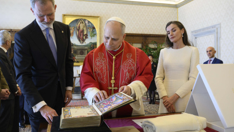 Felipe VI y Letizia con el papa Leon XIV. Los reyes de España y León XIV en un encuentro en la Santa Sede, el 20 de marzo de 2026.