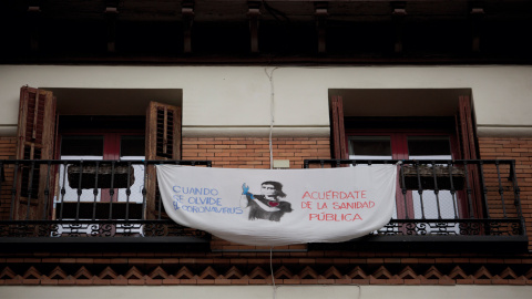 Una pancarta en la calle Toledo de Madrid pide apoyo a la sanidad pública también después de la pandemia.