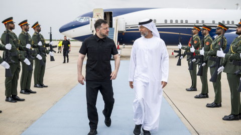 Volodímir Zelenski con el vicegobernador de la región de La Meca, el príncipe Saud bin Mishaal bin Abdulaziz,en Yeda, Arabia Saudí.