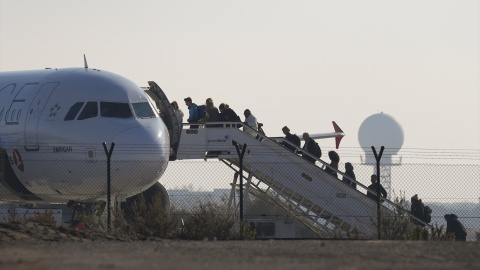 Pasajeros suben a un avión en Barcelona.