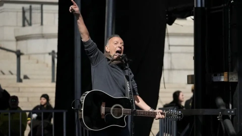Bruce Springsteen, en su actuación este sábado durante las protestas contra las políticas de Donald Trump Foto