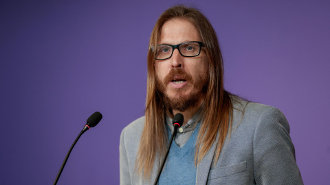 El secretario de Organización y portavoz de Podemos, Pablo Fernández durante la rueda de prensa en la sede del partido este lunes en Madrid.