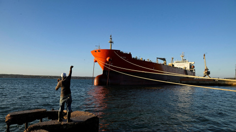 Un hombre pesca cerca del buque cisterna Alicia, con bandera cubana, atracado en el puerto de Matanzas, Cuba, el pasado 10 de febrero de 2026.