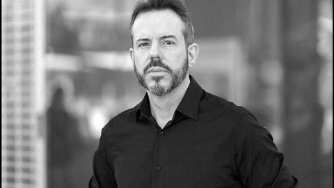 Vicente_Luis_Mora_fotografiado_por_Francisco_J_Sanchez_Montalban_(2022) Vicente Luis Mora: el silencio como respuesta