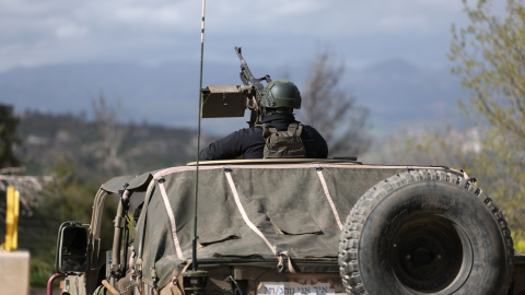 Soldados israelíes con sus vehículos militares se concentran en una posición no revelada cerca de la frontera entre Israel y el Líbano, el 30 de marzo de 2026.