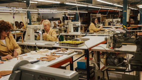 Varias mujeres trabajan en una fábrica de calzado en Alicante.