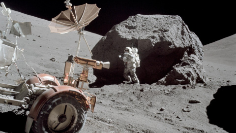 El astronauta Harrison Schmitt de pie junto a una roca, el 13 de diciembre de 1972. El astronauta Harrison Schmitt de pie junto a una roca, el 13 de diciembre de 1972.