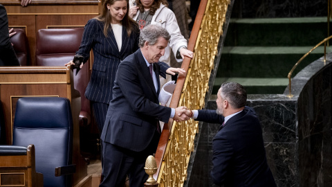 El presidente del Partido Popular, Alberto Núñez Feijóo, saluda al presidente de VOX, Santiago Abascal, a su salida de un pleno en el Congreso de los Diputados, a 10 de febrero de 2026, en Madrid (España). El presidente del Partido Popular, Alberto Núñez Feijóo, saluda al presidente de Vox, Santiago Abascal, a su salida de un pleno en el Congreso de los Diputados, a 10 de febrero de 2026, en Madrid (España).