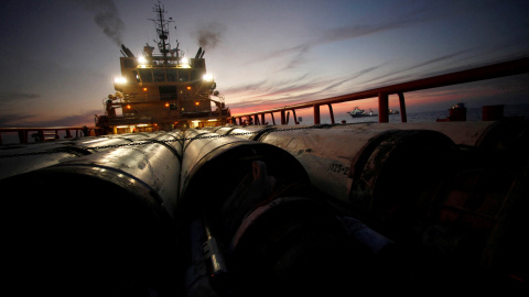 Tuberías de perforación petrolífera en la cubierta de un buque de servicio frente a la costa de Luisiana (EEUU), en una imagen de archivo. Tuberías de perforación petrolífera en la cubierta de un buque de servicio frente a la costa de Luisiana (EEUU), en una imagen de archivo.