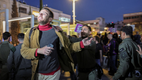 Miembros de las fuerzas de seguridad israelíes dispersan a los manifestantes durante una protesta contra la guerra con Irán, en Tel Aviv (Israel), el 28 de marzo de 2026