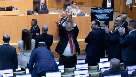 El ministro de Seguridad Nacional de extrema derecha de Israel, Itamar Ben- Gvir, celebra en la Knesset con champán la pena de muerte para los palestinos el 30 de marzo de 2026.