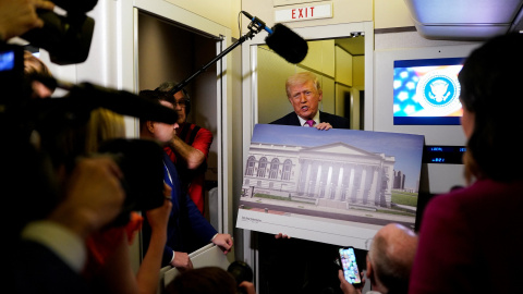 El presidente de EEUU, Donald Trump, muestra a los periodistas a bordo del Air Force One una simulación de su proyecto de salón de baile de la Casa Blanca. El presidente de EEUU, Donald Trump, muestra a los periodistas a bordo del Air Force One una simulación de su proyecto de salón de baile de la Casa Blanca.