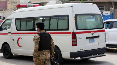 Imagen de archivo de un policía junto a una ambulancia en Bagdad. Imagen de archivo de un policía junto a una ambulancia en Bagdad.KHALIL / XINHUA NEWS / CONTACTOPHOTO19/7/2021 ONLY FOR USE IN SPAIN