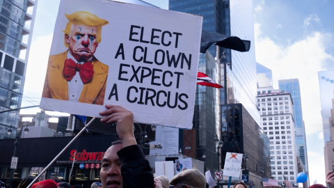 Un manifestante porta un cartel contra Trump en Nueva York.