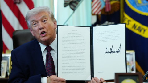 El presidente de los Estados Unidos, Donald J. Trump, firma una Orden Ejecutiva sobre la integridad electoral en el Despacho Oval de la Casa Blanca en Washington, DC, EE. UU., el martes 31 de marzo de 2026