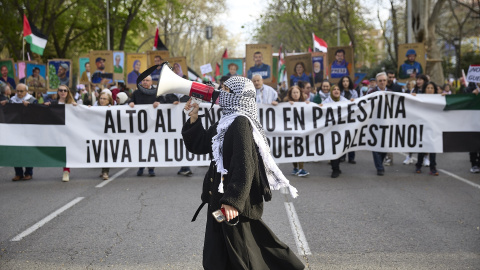 Imagen de archico de personas durante una manifestación en apoyo del pueblo palestino.