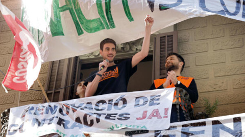Convocados por el Sindicat d'Inquilines, centenares de personas se concentran desde primera hora frente al Bloque Sant Agustí, en el barrio de Gràcia de Barcelona