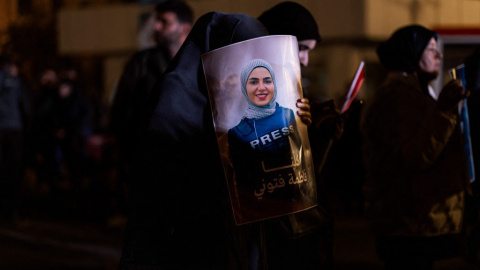Un manifestante sostiene una fotografía de la periodista Fátima Ftouni durante una protesta en la Plaza de los Mártires, en el centro de Beirut (Líbano), Ftouni fue asesinada por Israel junto a su hermano, el camarógrafo Mohammed Ftouni y el periodista Ali Shaib