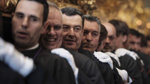 Juan Manuel Moreno Bonilla, en la procesión de la Semana Santa de Málaga como hombre de trono del Santísimo Cristo de la Exaltación de las Reales Cofradías Fusionadas, este miércoles 1 de abril.