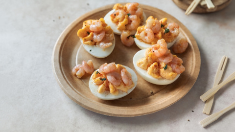 Huevos rellenos de gamba al ajillo