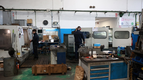 Imagen de archivo de un operario trabajando en un taller siderúrgico en Huelva.