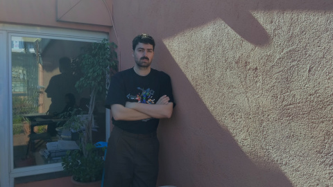 El filòsof Eudald Espluga, a la terrassa de la seu de l'editorial Raig Verd, a Barcelona.