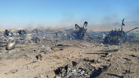 EFE / Tasnim News Imagen difundida por la agencia iraní Tasnim de los restos de dos helicópteros Black Hawk y un avión de EEUU derribados, este domingo.