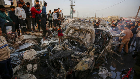 Un vehículo después de un ataque aéreo israelí cerca de la entrada al campo de refugiados de al-Maghazi, en el centro de la Franja de Gaza, el 4 de abril de 2026. Un vehículo después de un ataque aéreo israelí cerca de la entrada al campo de refugiados de al-Maghazi, en el centro de la Franja de Gaza, el 4 de abril de 2026.