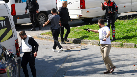 Un agente de policía de paisano sostiene un arma, después de que se escucharan disparos cerca del edificio que alberga el consulado israelí, según un testigo, en Estambul, Turquía, el 7 de abril. Un agente de policía de paisano sostiene un arma, después de que se escucharan disparos cerca del edificio que alberga el consulado israelí, según un testigo, en Estambul, Turquía, el 7 de abril.