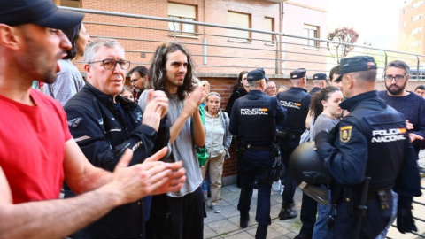 La Policía Nacional ejecutando el desahucio en Les Campes.