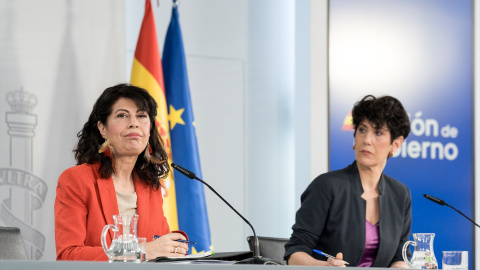 La ministra de Igualdad, Ana Redondo, y la ministra de Inclusión, Seguridad Social y Migraciones de España, Elma Saiz, durante una rueda de prensa tras el Consejo de Ministros, en el Palacio de La Moncloa, a 7 de abril de 2026