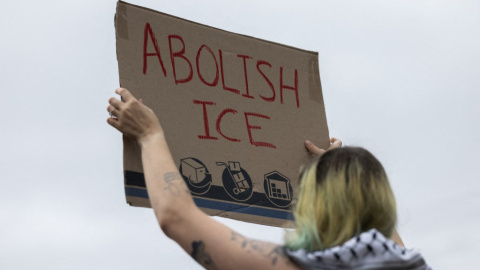 Una manifestante en una protesta contra el ICE, el Servicio de Control de Inmigración y Aduanas de EEUU. Una manifestante en una protesta contra el ICE, el Servicio de Control de Inmigración y Aduanas de EEUU.