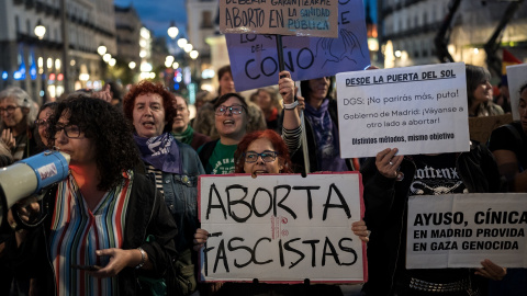 Varias mujeres sujetan pancartas durante una concentración para exigir el aborto libre en la Sanidad Pública