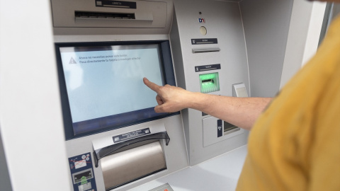 Un hombre utiliza un cajero automático, a 26 de junio de 2024, en Madrid. Un hombre utiliza un cajero automático, a 26 de junio de 2024, en Madrid.
