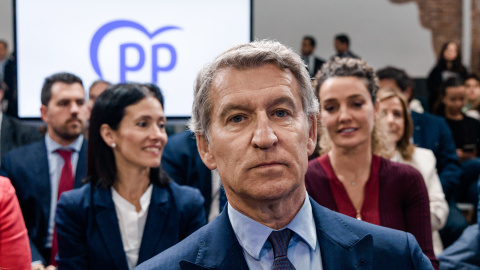 El presidente del Partido Popular, Alberto Núñez Feijóo (c), durante el acto ‘Pagas más, recibes menos; contra el infierno fiscal del Gobierno de Sánchez’ en el Espacio Jorge Juan, a 8 de abril de 2026, en Madrid (España).