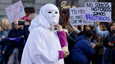 Asistentes a la marcha vestidas con máscaras blancas y en representación de las mujeres asesinadas por la violencia machista durante la manifestación del 8M en Valencia, a 8 de marzo de 2026, en Valencia, Comunidad Valenciana (España).