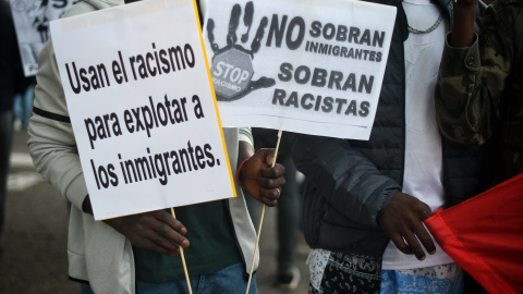 Un hombre con dos carteles durante una manifestación bajo el lema: "Sin antirracismo no hay futuro", en una imagen de archivo.