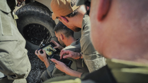 Unidad militar de drones de las Fuerzas de Defensa de Israel (FDI) durante un entrenamiento con drones cerca del kibutz Merom Golan, en la frontera con Siria, en el norte de los Altos del Golán, Israel, el 26 de junio de 2025.