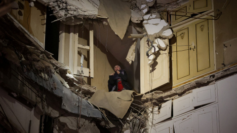 Una mujer atrapada en un edificio dañado espera ser rescatada tras un ataque israelí en Beirut, Líbano.