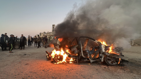 Territorios Palestinos, Ciudad de Gaza: Varias personas permanecen cerca de un vehículo en llamas tras un ataque israelí que acabó con la vida del periodista de Al Jazeera, Mohammad Weshah, según informaron los médicos. Foto: Hadi Daoud/APA Images vía ZUMA Press Wire/dpa