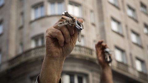 persona_muestra_llaves_manifestacion_exigir_medidas_vivienda_digna Una persona muestra sus llaves durante una manifestación para exigir medidas por una vivienda digna.