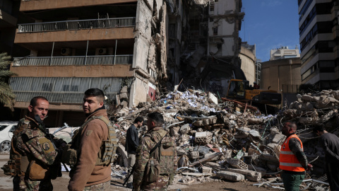 Autoridades libanesas supervisan un edificio destruido por un bombardeo de Israel en Beirut.