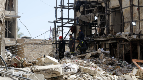 La defensa civil libanesa busca supervivientes entre los escombros de un edificio residencial atacado por Israel en el barrio de Ain Mreisseh, en Beirut.