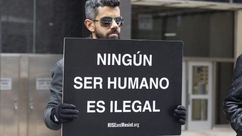 Un hombre en una manifestación contra la violencia del ICE, el 2 de abril de 2026, en Nueva York. Un hombre en una manifestación contra la violencia del ICE, el 2 de abril de 2026, en Nueva York.