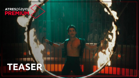 Cristo y Rey | Estreno 15 de enero en ATRESplayer PREMIUM Todos los capítulos de 'Cristo y Rey' en ATRESplayer PREMIUM: https://www.atresplayer.com/antena3/series/cristo-y-rey/?so=so:sour-youtube:cn-atresplayerpremium
Si te ha gustado el vídeo, suscríbete a nuestro canal: https://www.youtube.com/user/antena3?sub_confirmation=1
El día a día de Ángel Cristo y Bárbara Rey marcó la agenda mediática de la sociedad española durante las últimas décadas del siglo XX. Cada paso que daban era noticia. Cristo, el mejor domador y más famoso del mundo; Rey, la mujer más deseada de España por sus trabajos como actriz y vedette. Y juntos formaron la pareja más popular del momento. Un noviazgo fugaz que en pocas semanas se materializó en un matrimonio lleno de luces y sombras; que intentó alejarse de los focos con el circo como telón de fondo, pero que no dejó de estar ni un solo día en la palestra.
Hazte Premium y disfruta de todo el contenido:
ATRESplayer PREMIUM: https://account.atresmedia.com/signup?origin=atresplayer
ATRESplayer Internacional: https://suscripcion.atresplayer.com/hazte-premium/internacional/?site=atresplayer&campaign=premium-internacional&promo=1-mes-gratis&formato=youtube&cid=youtubea3ppremium&objetivo=capt
#CristoYRey
#ATRESplayerPREMIUM
