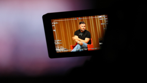 Gabriel Rufián, vist des del visor d'una de les múltiples càmeres de televisió que van seguir l'acte d'aquest dijous.