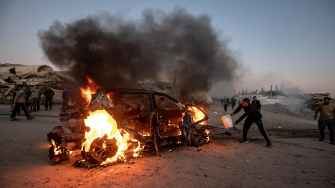 Un vehículo destruido en llamas tras un ataque aéreo israelí en la carretera Al Rashid, al suroeste de la ciudad de Gaza.