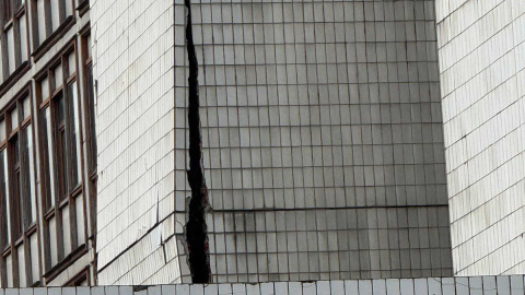 Aparecen “grietas de diversa consideración” durante la demolición de la Residencia Cantabria que ponen en riesgo a los trabajadores que permanecen allí