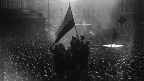 Proclamación de la Segunda República en la Puerta del Sol de Madrid.