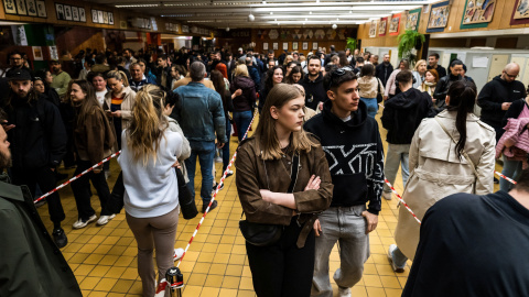 Colas para votar en las elecciones húngaras en Budapest, este domingo.